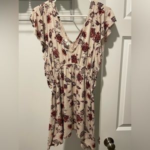 Maurice’s beige paisley and floral shirt sleeve v-neck tunic. Size XL.